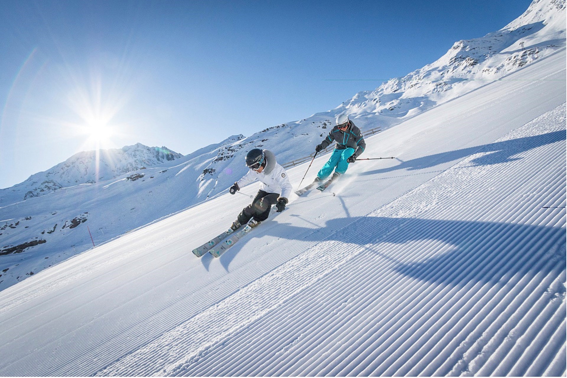 Ski continuous. Горные лыжи Куршевель. Горнолыжные склоны Куршавель. Альпы Куршевель. Франция горы горнолыжка.